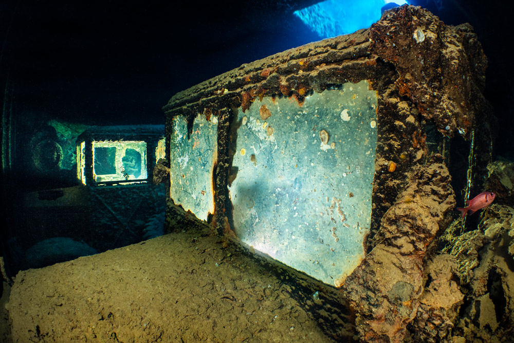 Diver exploring the Thistlegorm wreck